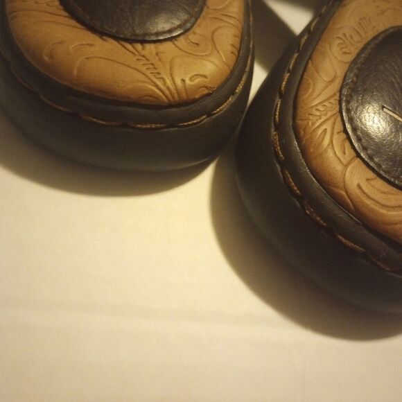 Born leather sandals with leather flower accent - Picture 9 of 9